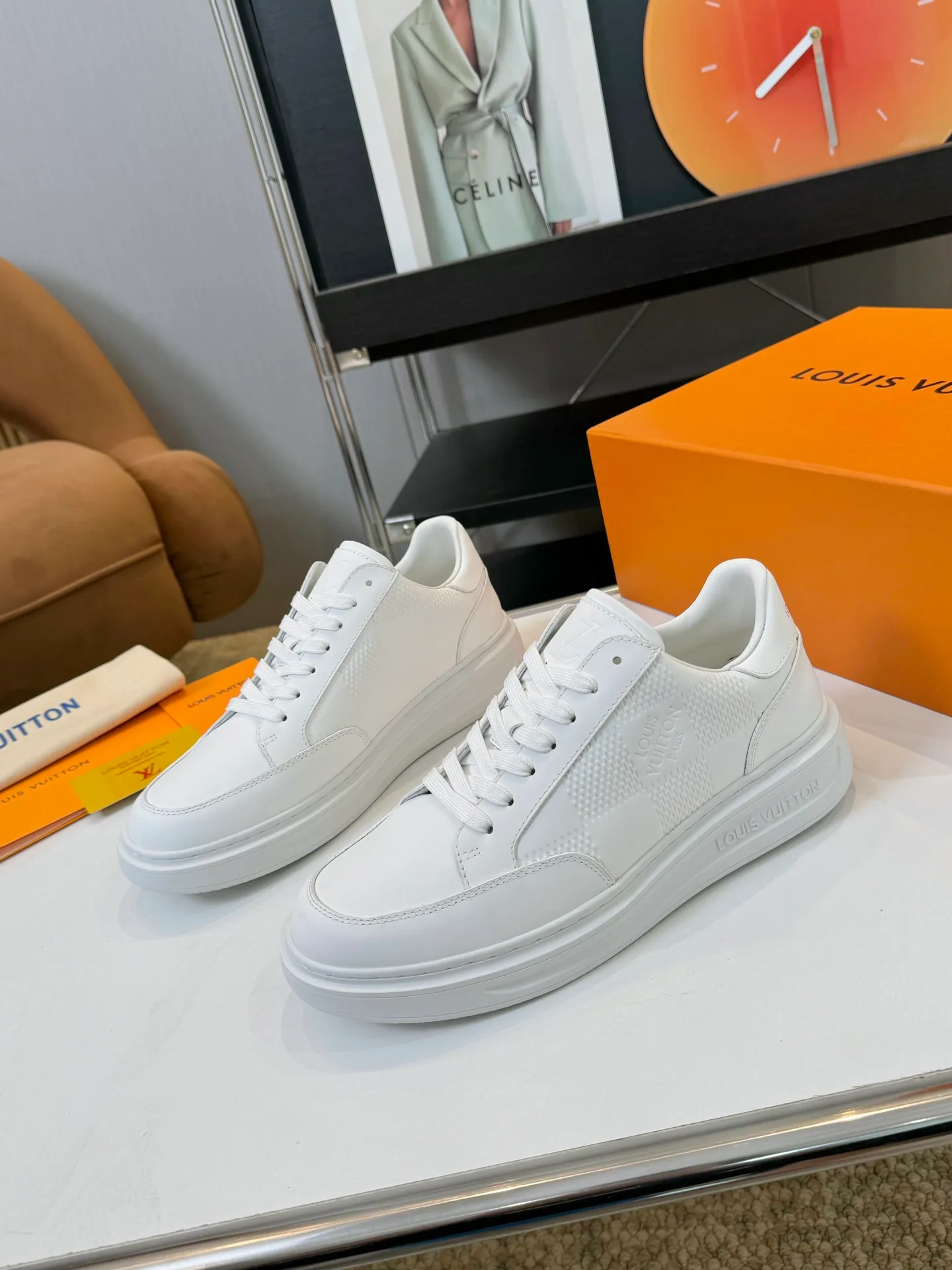Men's Men's Shoes 💰620💰 LV [Beverly Hills Sports Shoes Series] This Beverly Hills sports shoes are made of grained cow leather with Damier pattern, echoing the current season's leather goods series. The thick rubber outsole is lightweight, and an embossed Louis Vuitton logo adds a branding touch. Padded insole and technical fabric lining enhance comfort.  Detailed Features ♛ Silk cowhide ➕ Tumbled cowhide ♛ Ultra-light rubber outsole ♛ Louis Vuitton logo on tongue and outsole ♛ Size: 38-46